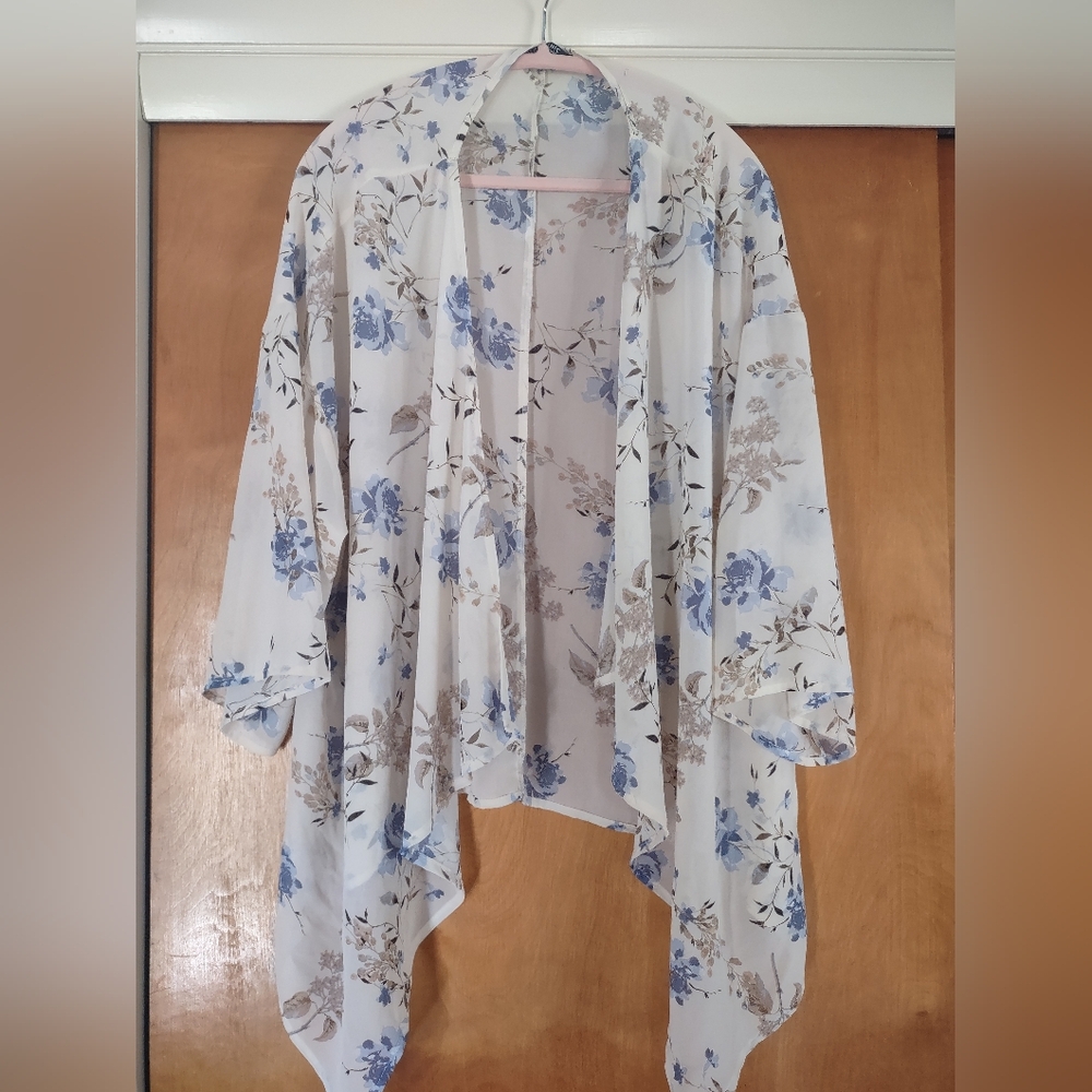BloomChic Blue and Brown Floral Kimono With 3/4 Length Sleeves.